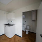 Conteneur modèle Helsinki 8×3 mètres avec sanitaires et cuisine – Image 4